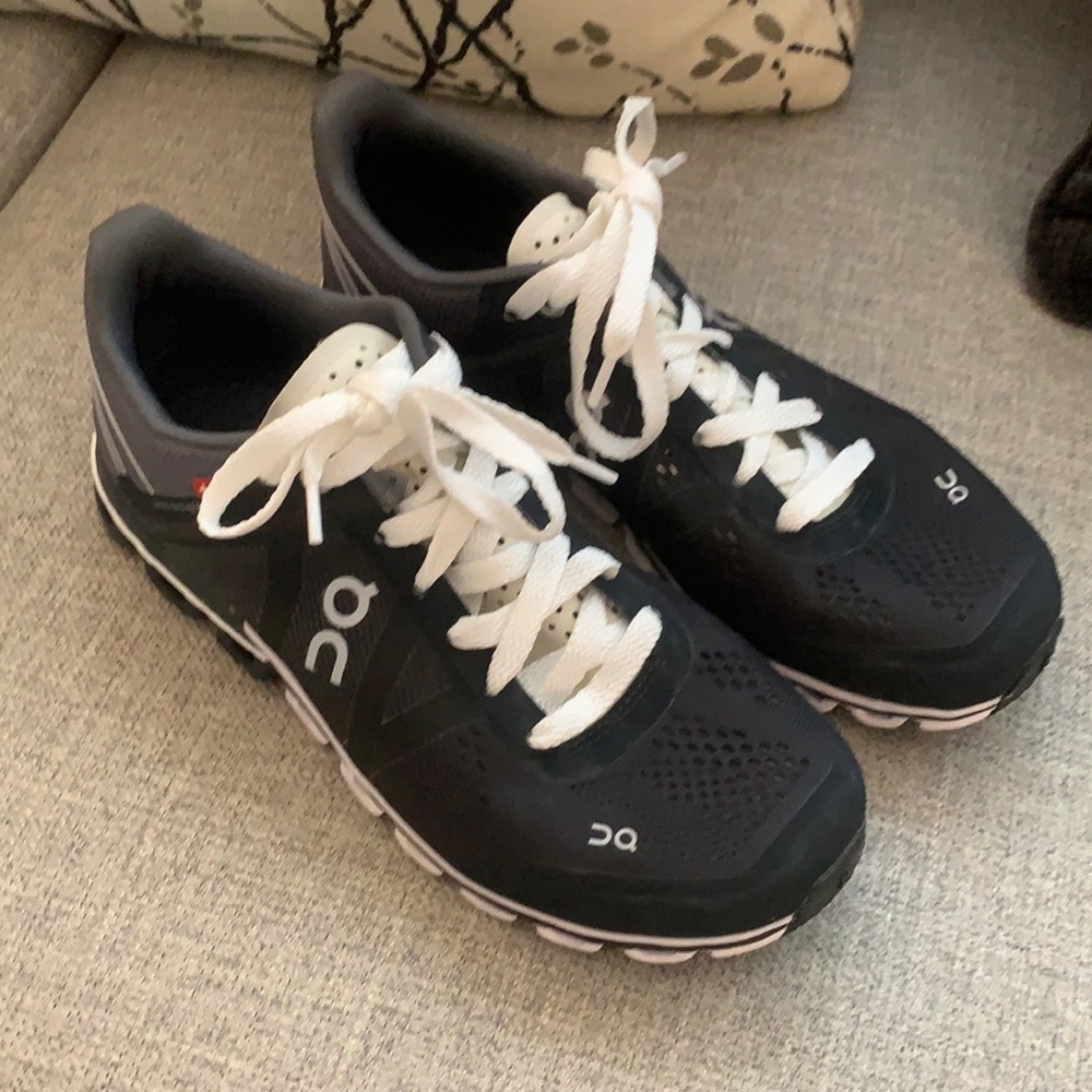 OU SWISS SNEAKERS BARELY WORN 71/2